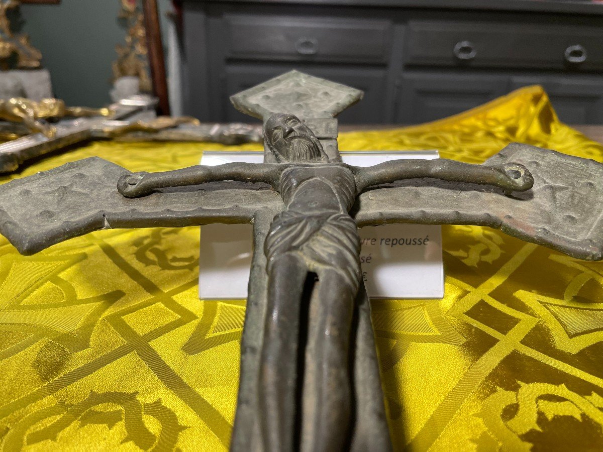 Christ en bronze sur une croix en cuivre repoussé - XVIe-photo-3