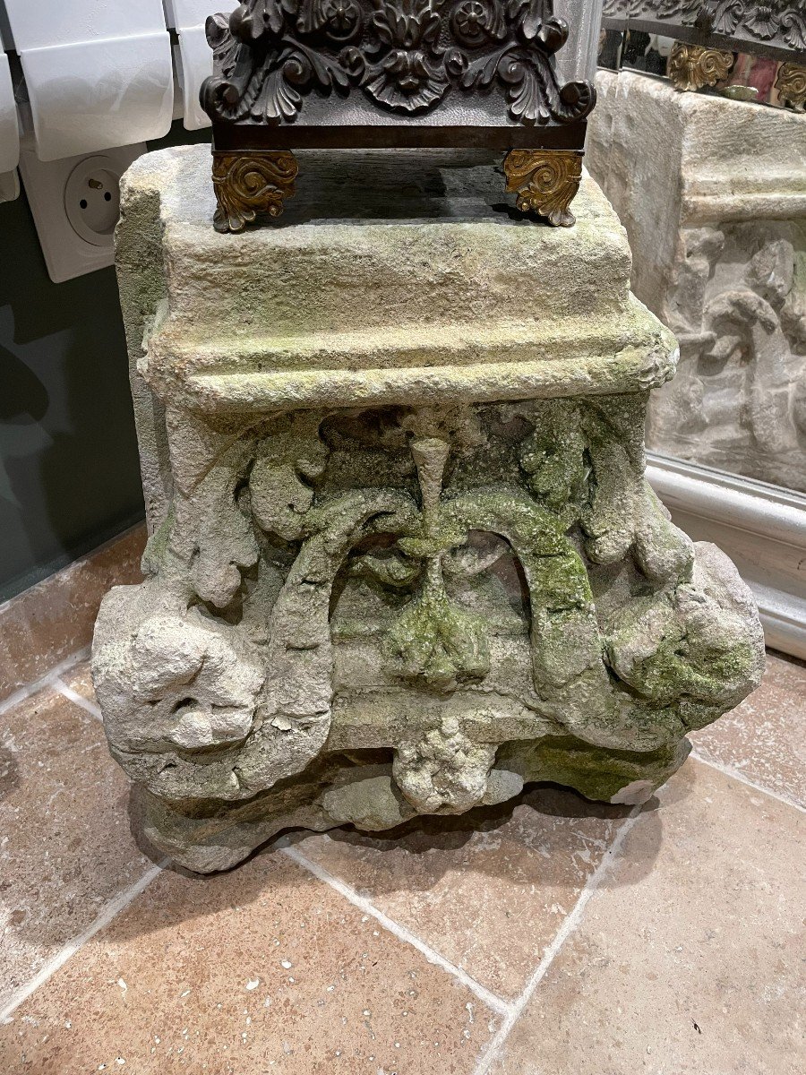 Stone Applique Capital - XVIth
