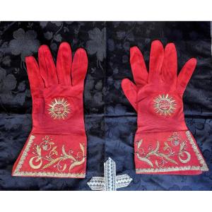 Pair Of Episcopal Gloves Belonging To Monsignor Fornesa—20th Century