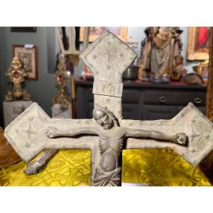 Christ en bronze sur une croix en cuivre repoussé - XVIe