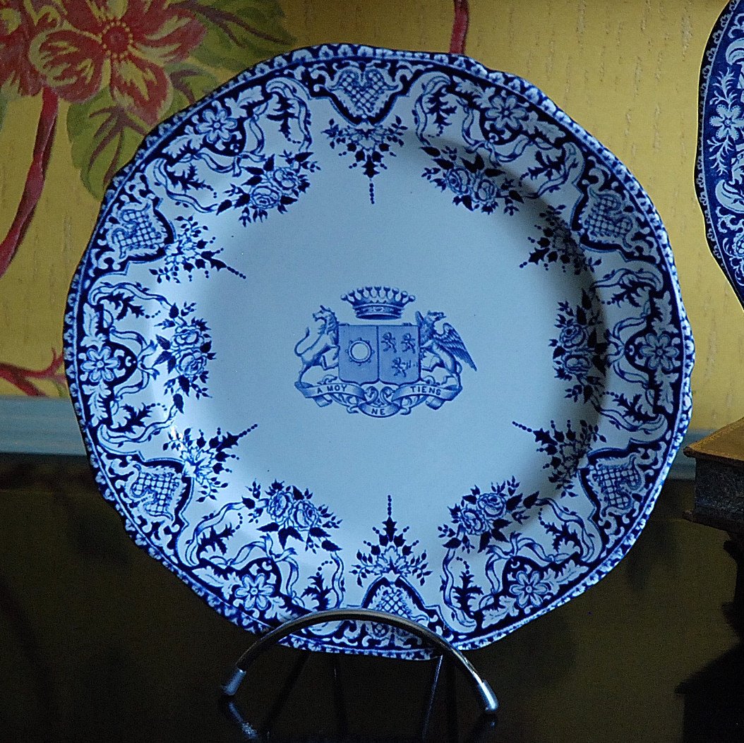 Paire assiettes plates en faïence de Gien, armoiries d'alliance famille d'Esclaibes-photo-2