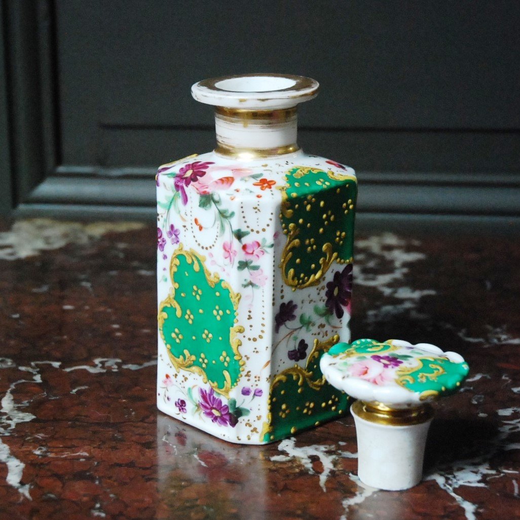 Flacon à parfum  ou de toilette  en Porcelaine de Paris,-photo-3