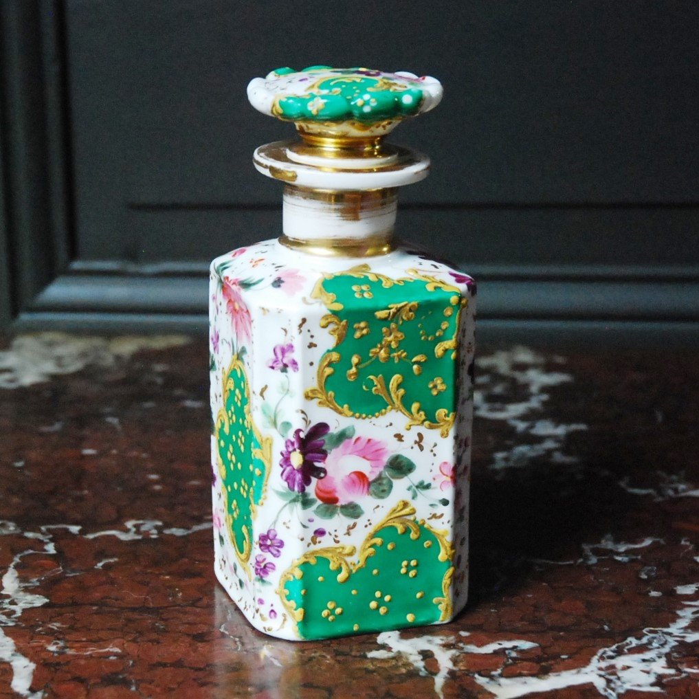 Flacon à parfum  ou de toilette  en Porcelaine de Paris,