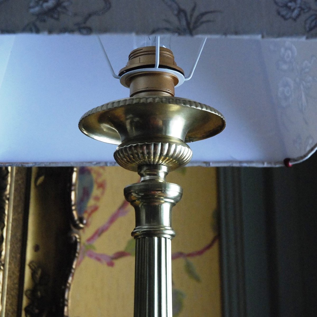 Deux grands piques cierges en bronze et laiton  formant lampes -photo-3