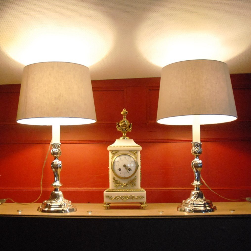 Paire de bougeoirs en bronze argenté de style Louis XV montés en lampes.-photo-2