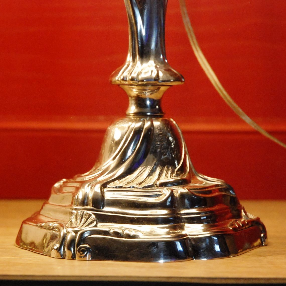 Paire de bougeoirs en bronze argenté de style Louis XV montés en lampes.-photo-3