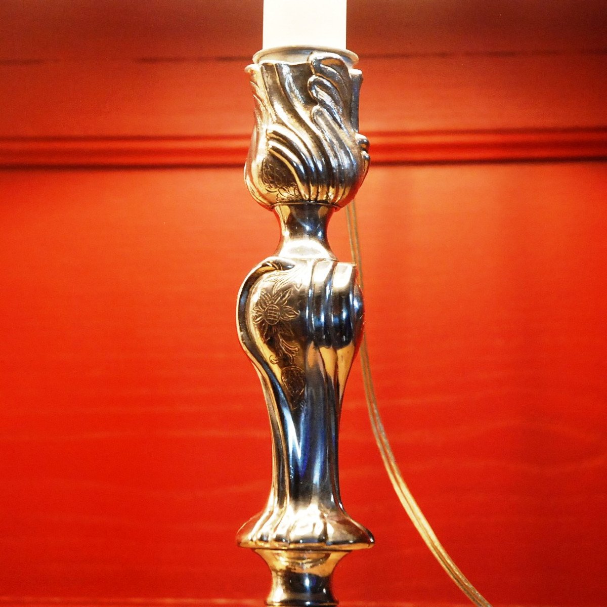 Paire de bougeoirs en bronze argenté de style Louis XV montés en lampes.-photo-4