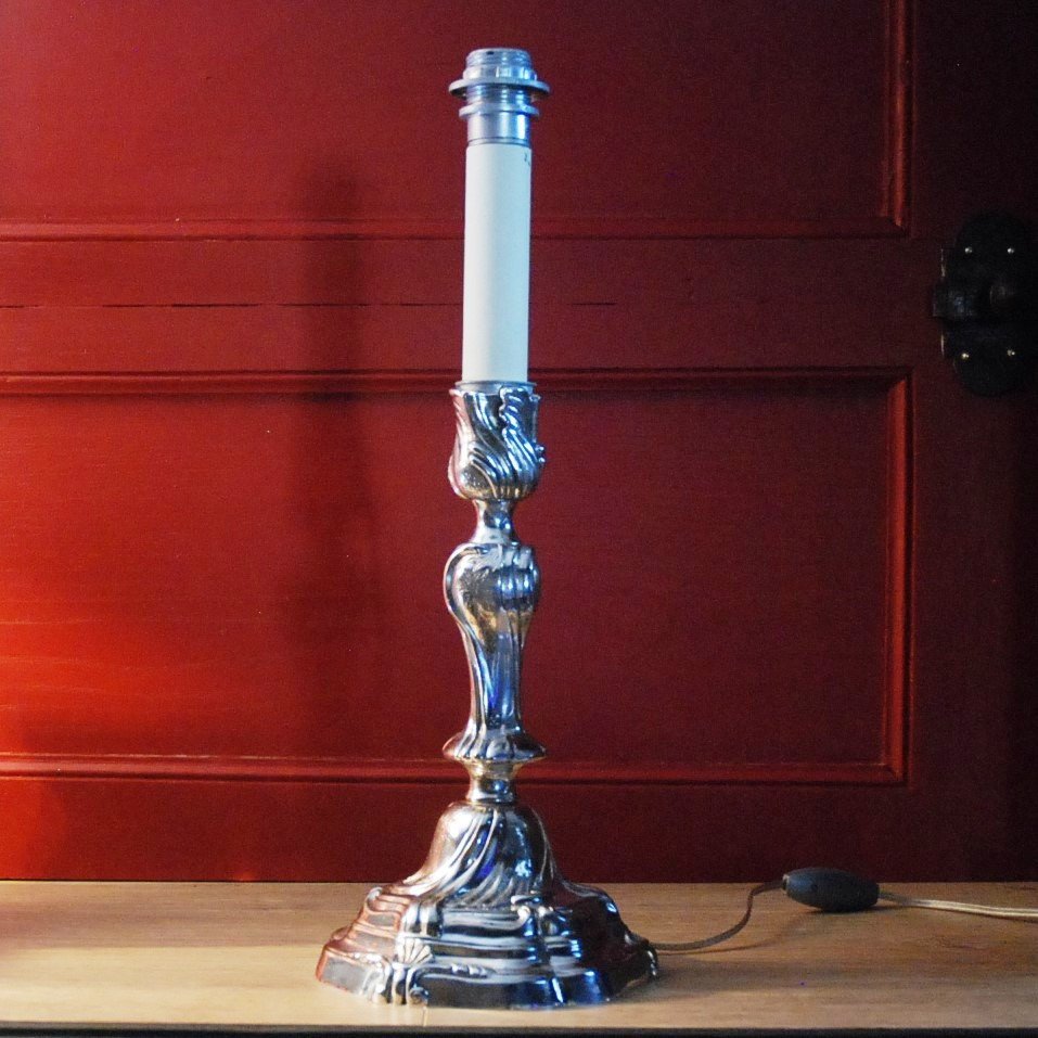 Paire de bougeoirs en bronze argenté de style Louis XV montés en lampes.-photo-1