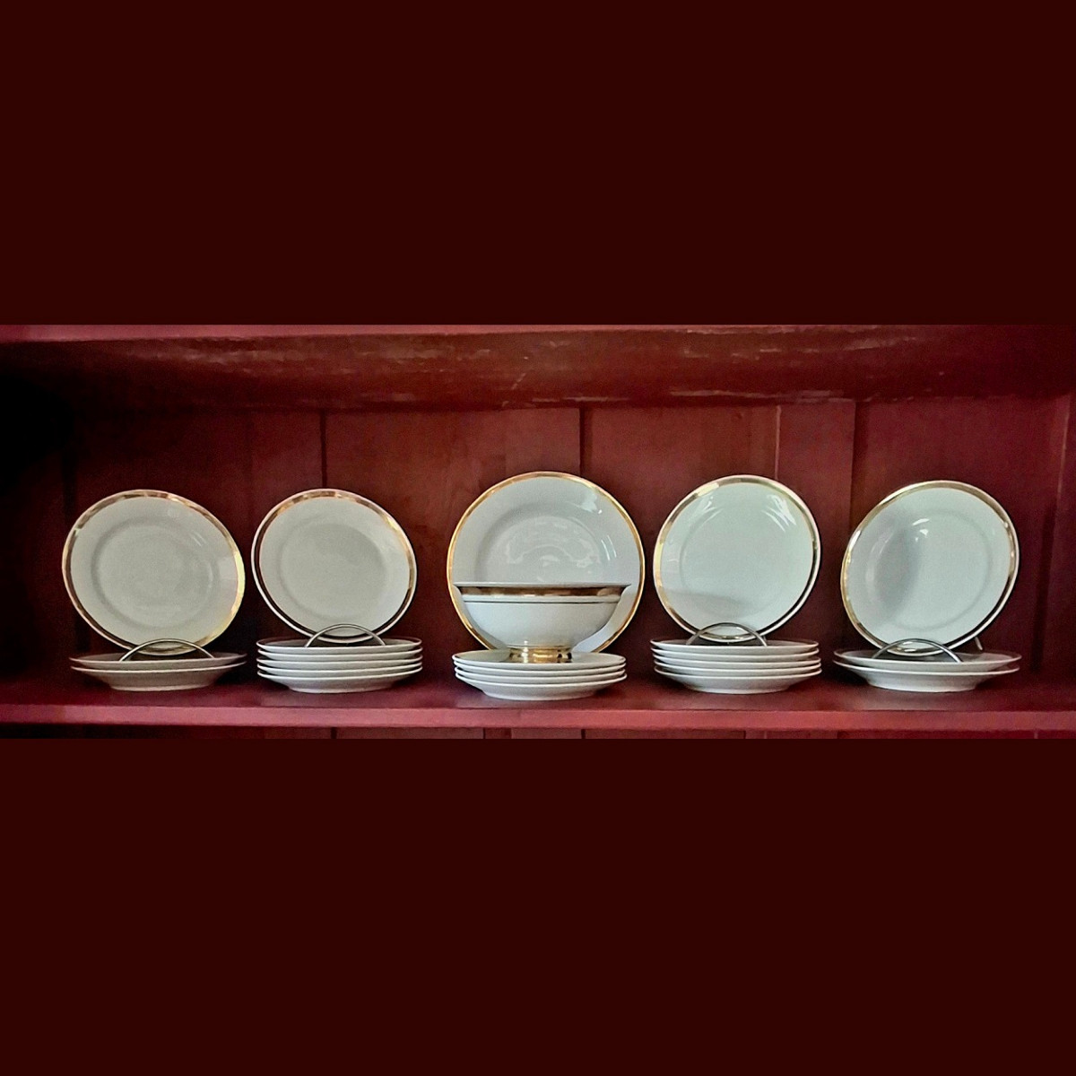 Suite de 22 assiettes à dessert, 1 plat, une jatte -  Époque Empire /Restauration