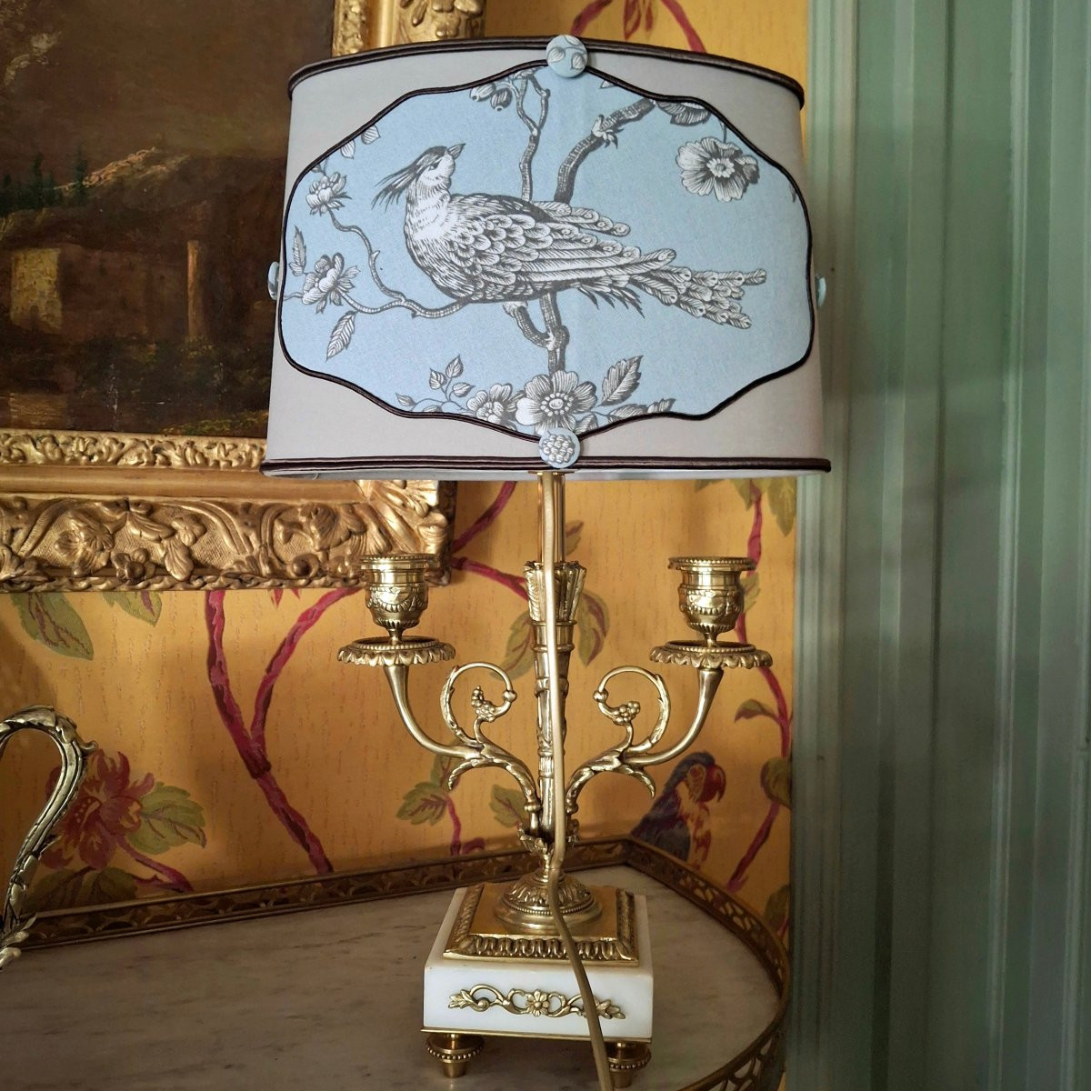 Paire de bougeoirs deux feux de style Louis XVI montés en lampes. 2/2-photo-3