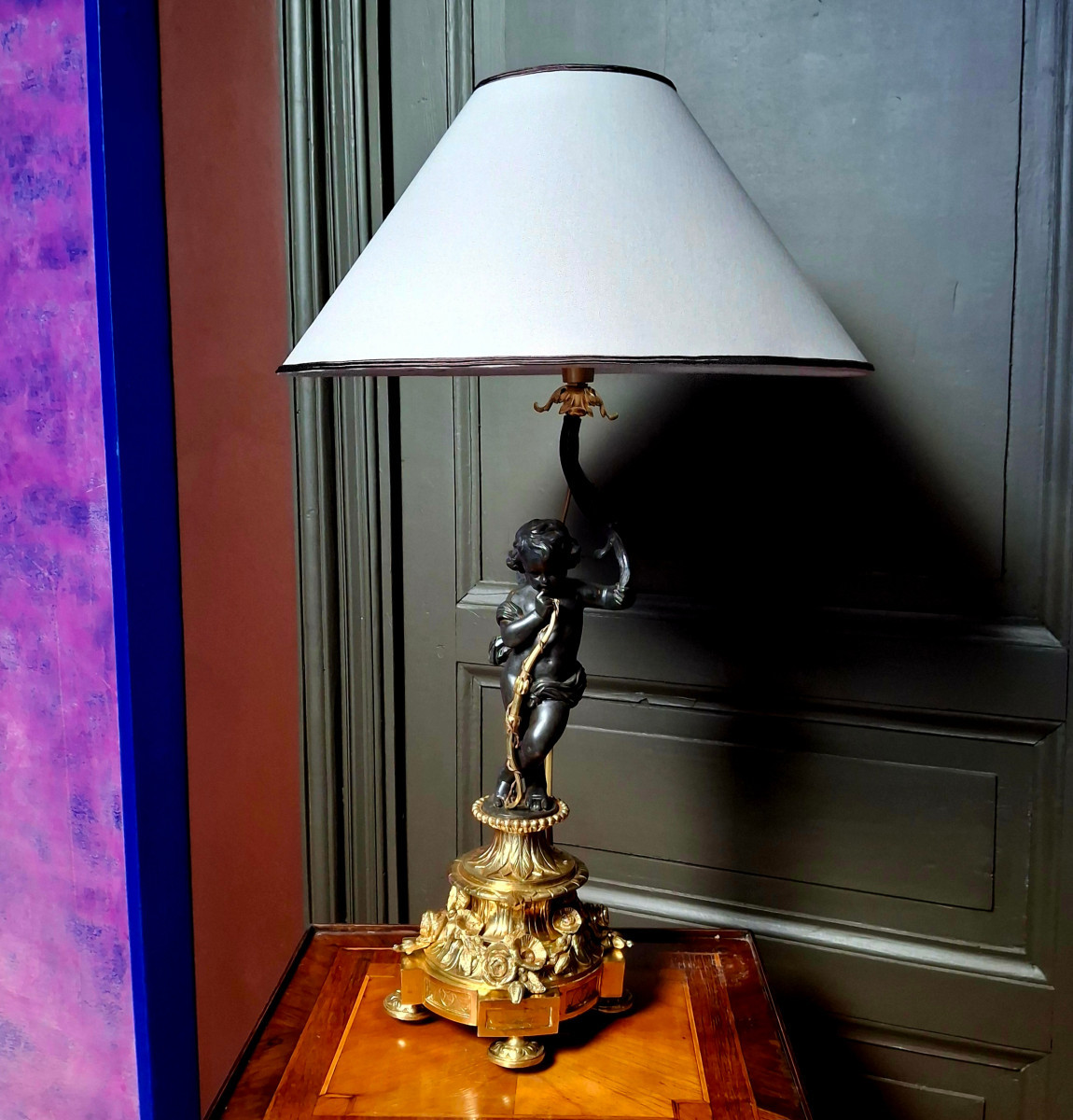 Lampe cupidon en bronze avec abat-jour