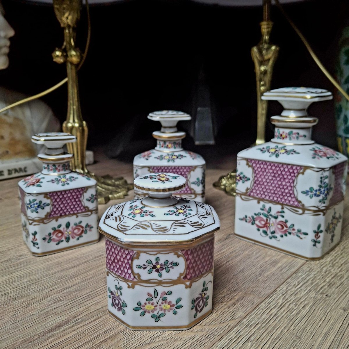 Suite de trois flacons porcelaine  Samson + une boite à poudre-photo-2