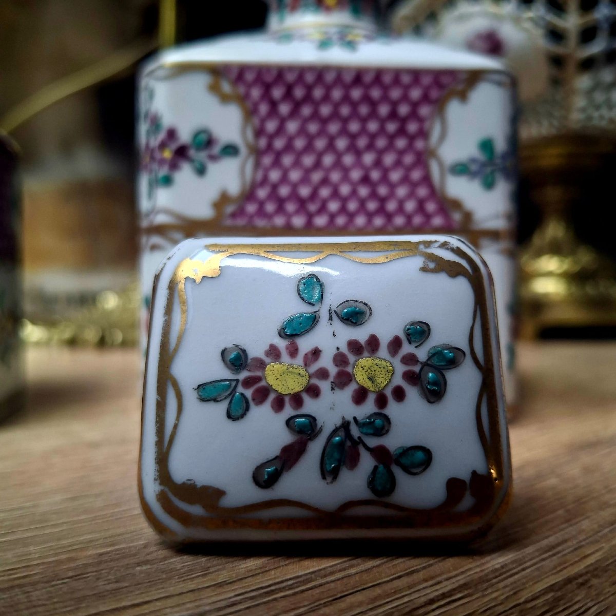 Suite de trois flacons porcelaine  Samson + une boite à poudre-photo-3