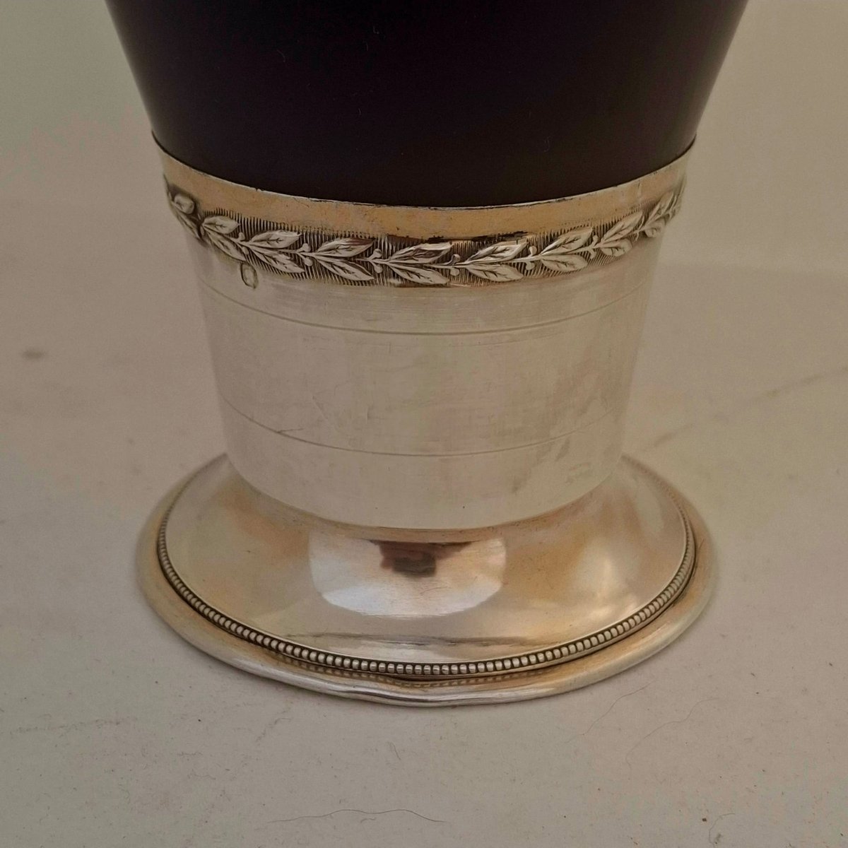 Vase en porcelaine de Sèvres bleu de four, daté 1844-photo-2