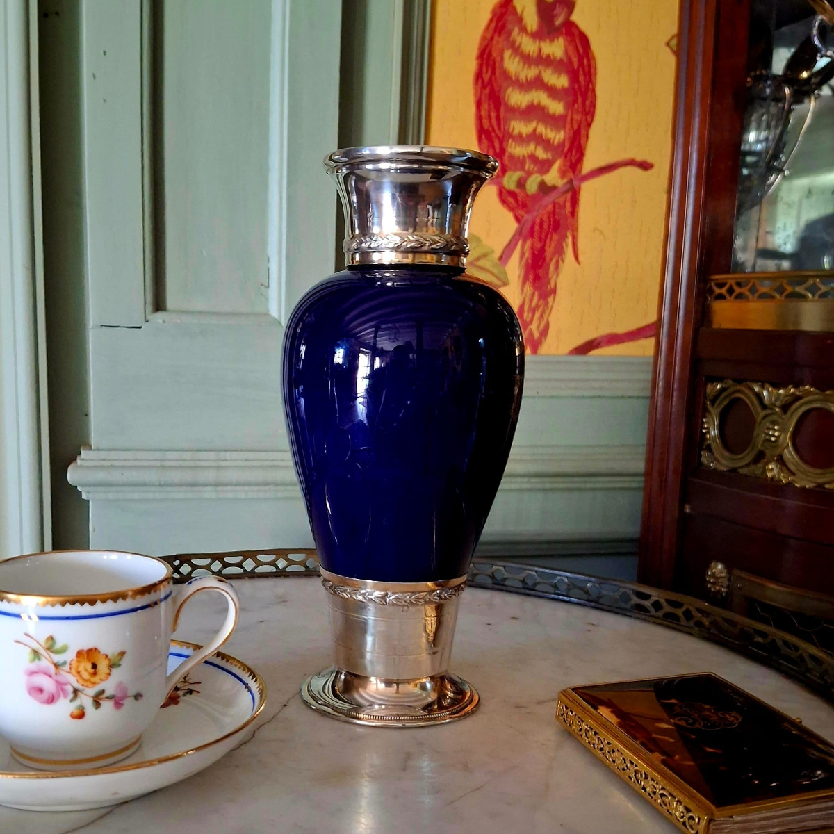 Vase en porcelaine de Sèvres bleu de four, daté 1844