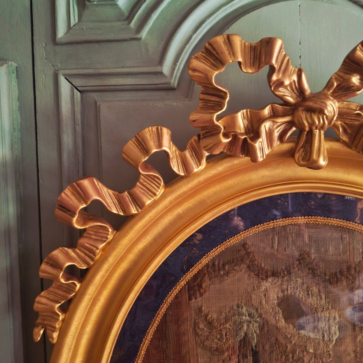 Paire de tapisserie d'Aubusson  XVIIIème dans une paire de cadre ovale de style Louis XVI-photo-2