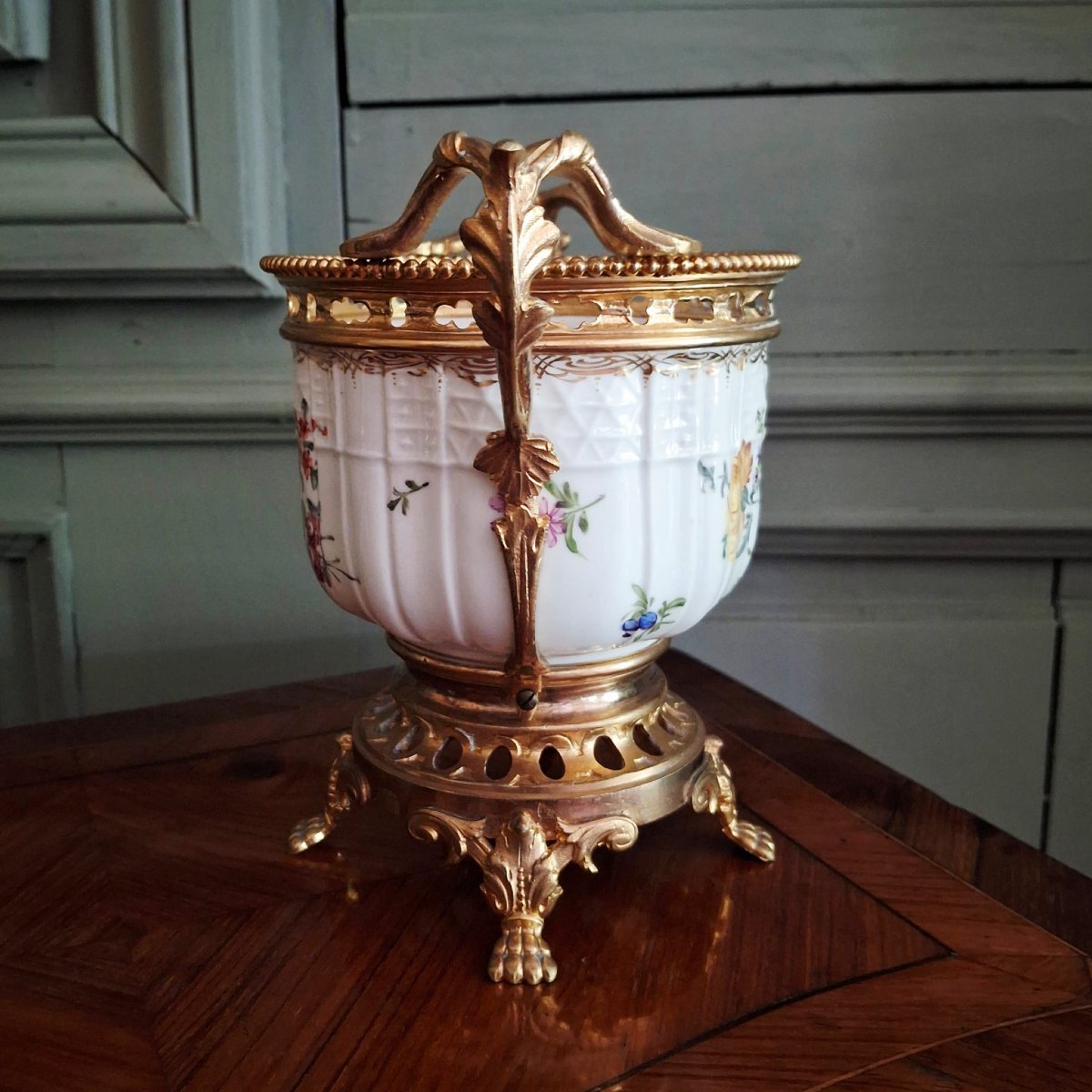 Petit rafraîchissoir en porcelaine rehaussé d'une monture en laiton doré       Edmé Samson,-photo-2