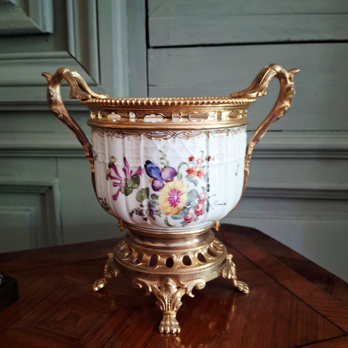 Petit rafraîchissoir en porcelaine rehaussé d'une monture en laiton doré       Edmé Samson,-photo-3