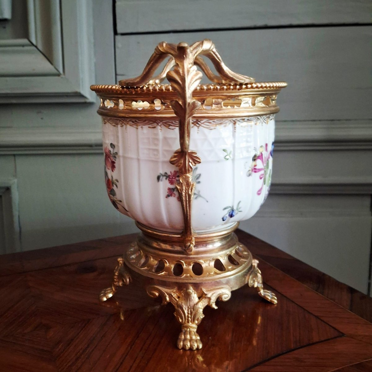 Petit rafraîchissoir en porcelaine rehaussé d'une monture en laiton doré       Edmé Samson,-photo-4