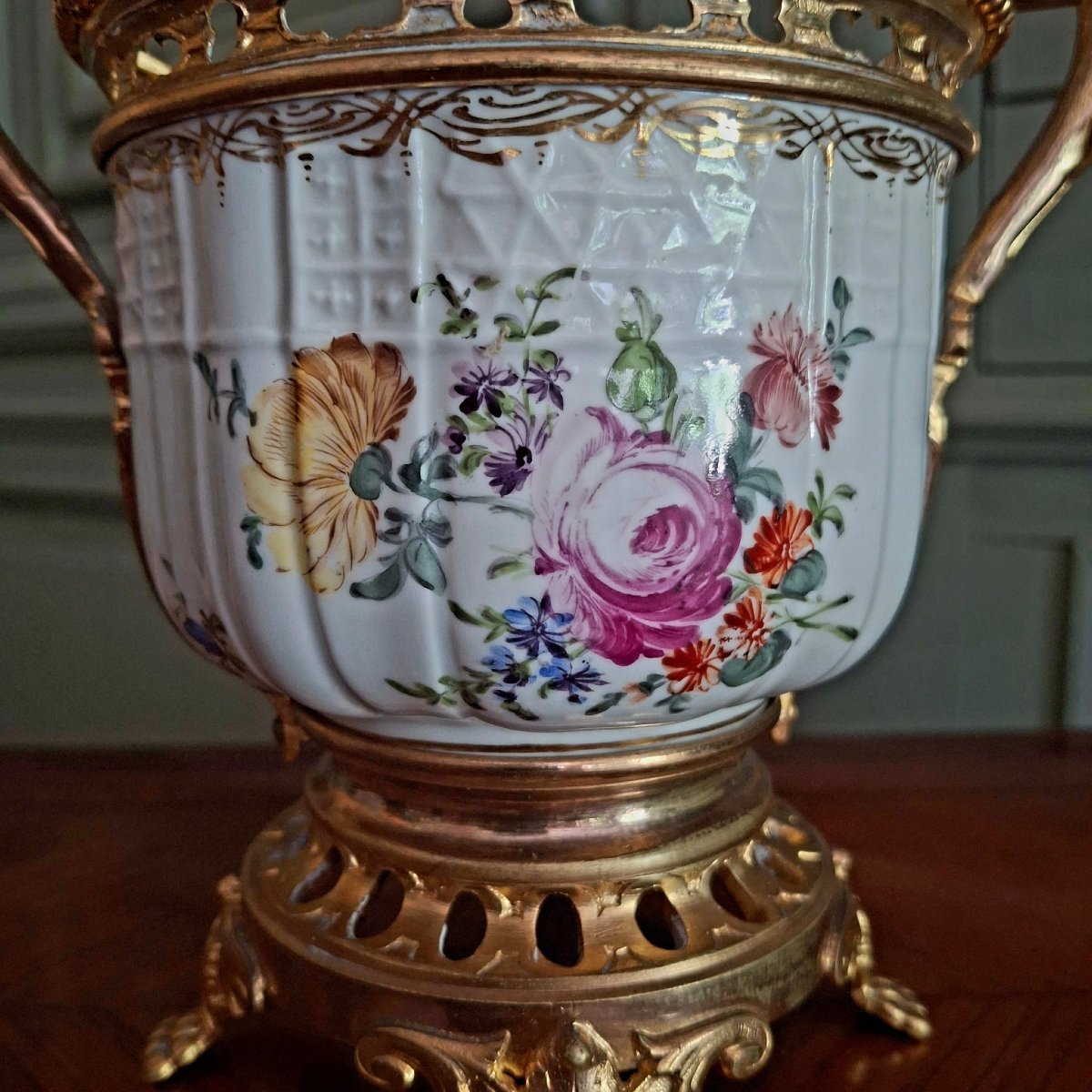Petit rafraîchissoir en porcelaine rehaussé d'une monture en laiton doré       Edmé Samson,-photo-2