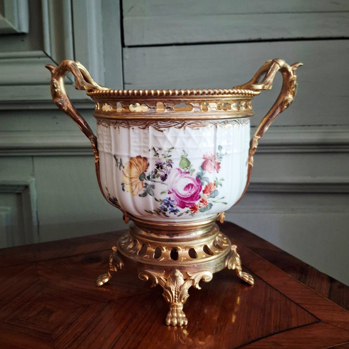 Petit rafraîchissoir en porcelaine rehaussé d'une monture en laiton doré       Edmé Samson,