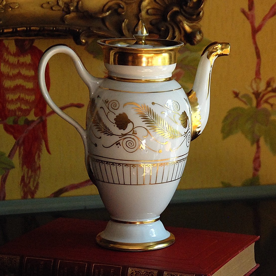 Cafetière ou verseuse en porcelaine et or . Début XIXème