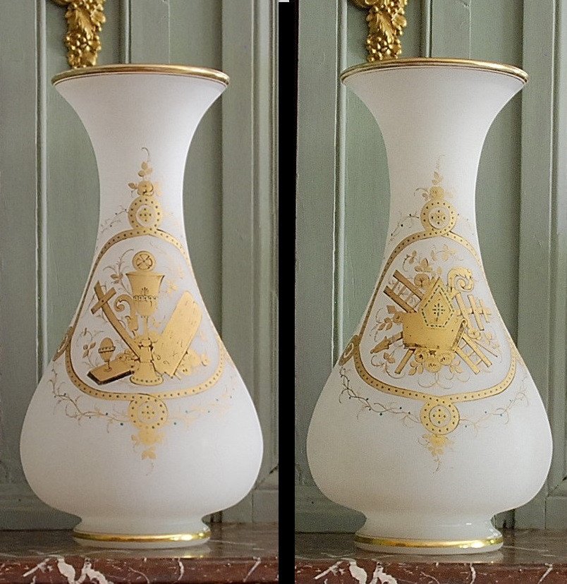 Paire de grands vases balustres en opaline de cristal blanche-photo-2