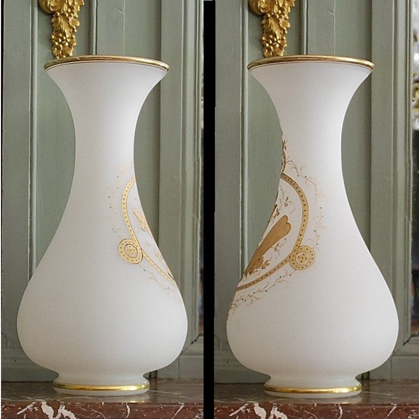 Paire de grands vases balustres en opaline de cristal blanche-photo-4