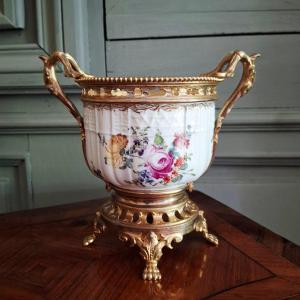 Petit rafraîchissoir en porcelaine rehaussé d'une monture en laiton doré Edmé Samson,