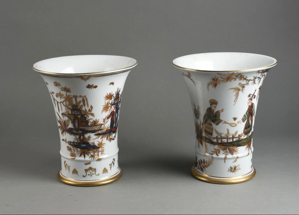 Paire de Vases Cornet en Porcelaine – Décor aux Chinoiseries – Style XVIIIe 