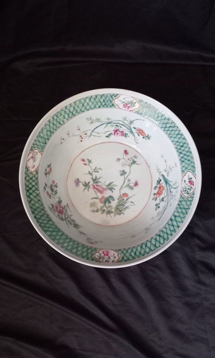 Large Porcelain Plate With Famille Rose Glazes - China, 19th Century