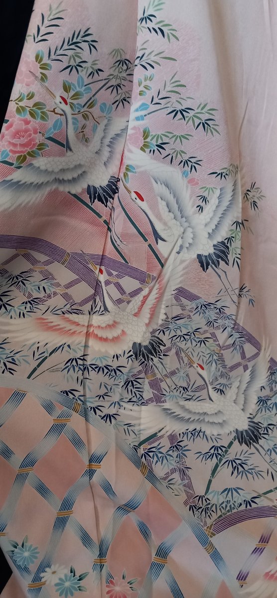Salmon-colored Silk Kimono, Decorated With Cranes And Bamboo, Signed – Japan, 20th Century-photo-3