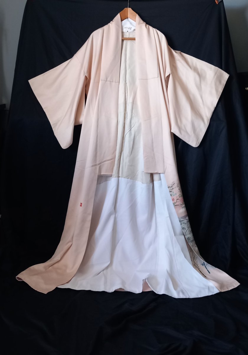 Salmon-colored Silk Kimono, Decorated With Cranes And Bamboo, Signed – Japan, 20th Century