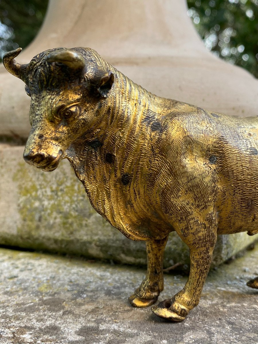 Taureau en bronze ciselé et doré.  XVII ème Siècle 