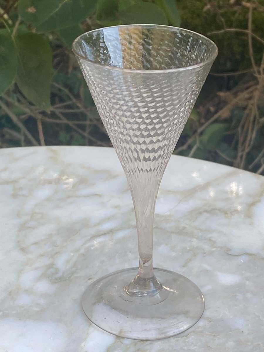 Flûte Alvéolée en verre de fougère . Modèle dit "Impossible", France, Milieu du XVIII ème