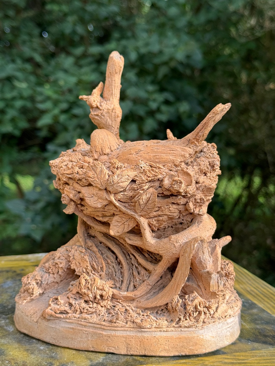 Sculpture en terre cuite naturaliste, oiseau dans son nid. 