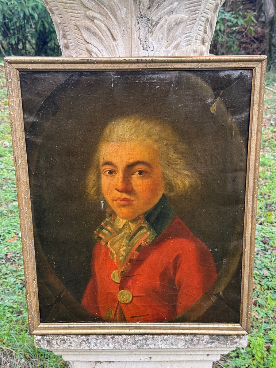 Portrait d’un jeune garçon en habit rouge-photo-1