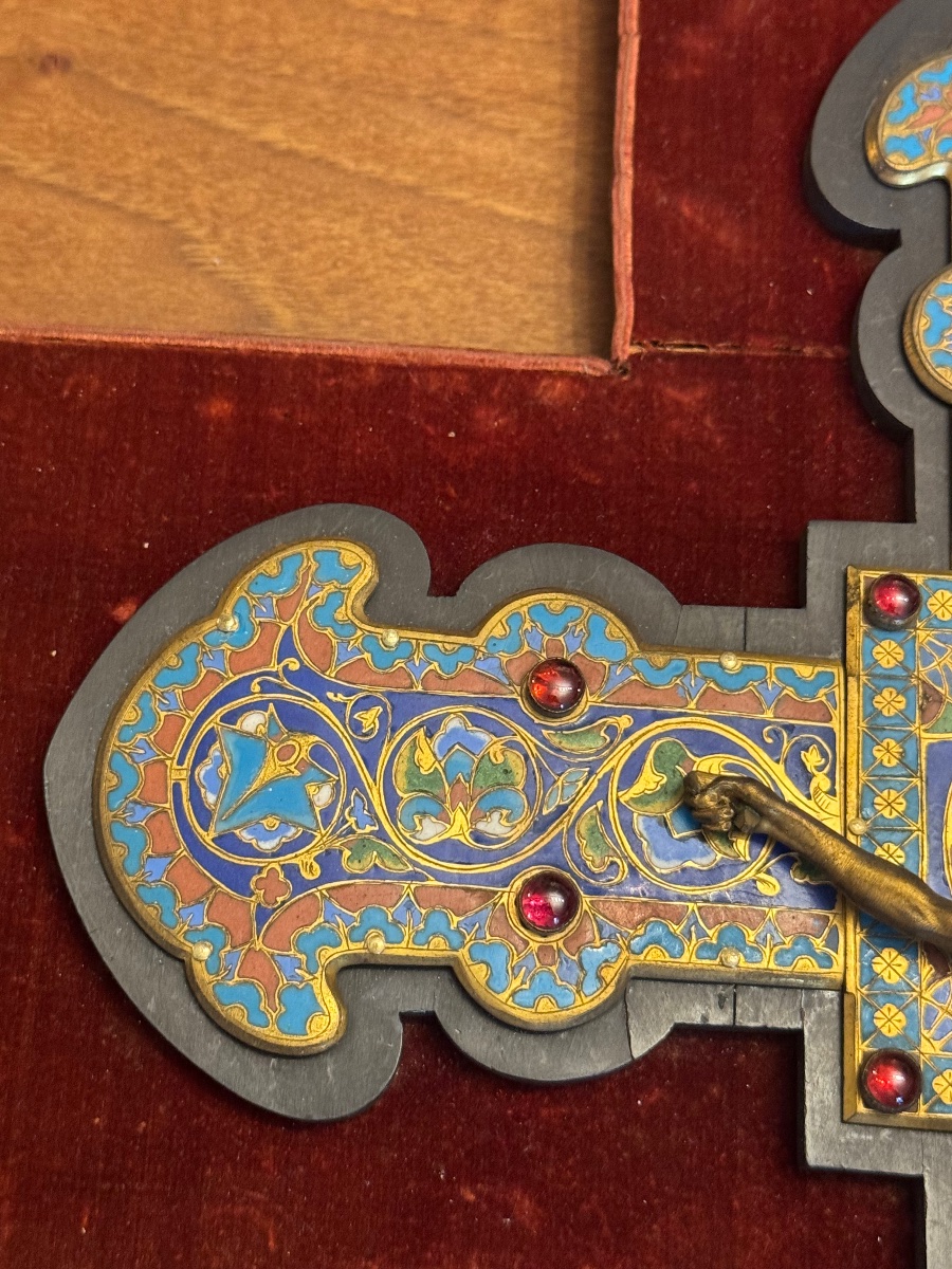 Crucifix néo-gothique en bronze doré et émaux cloisonnés-photo-2