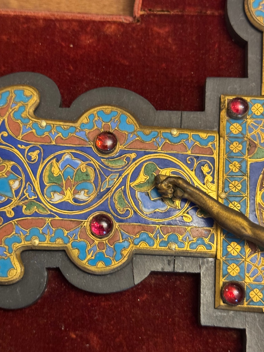 Crucifix néo-gothique en bronze doré et émaux cloisonnés-photo-3