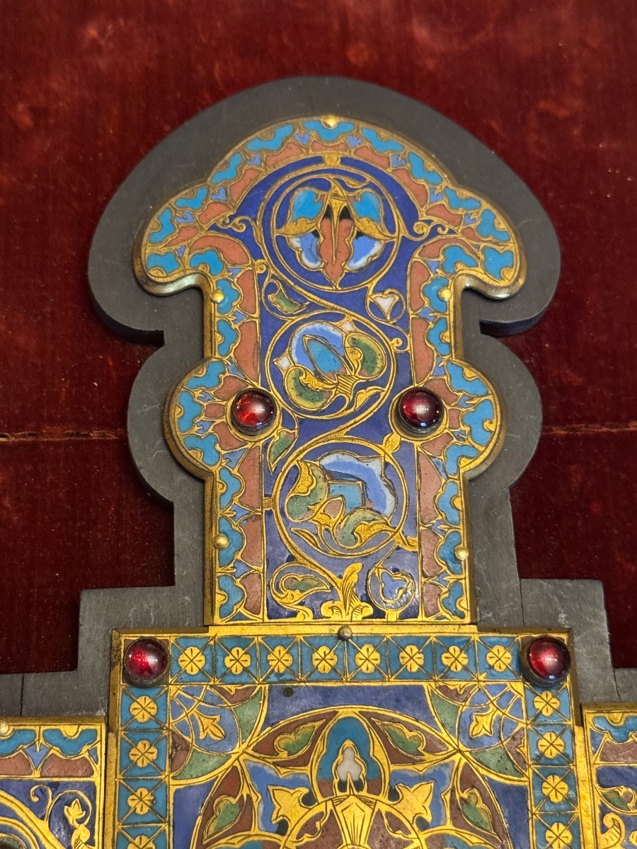 Crucifix néo-gothique en bronze doré et émaux cloisonnés-photo-4