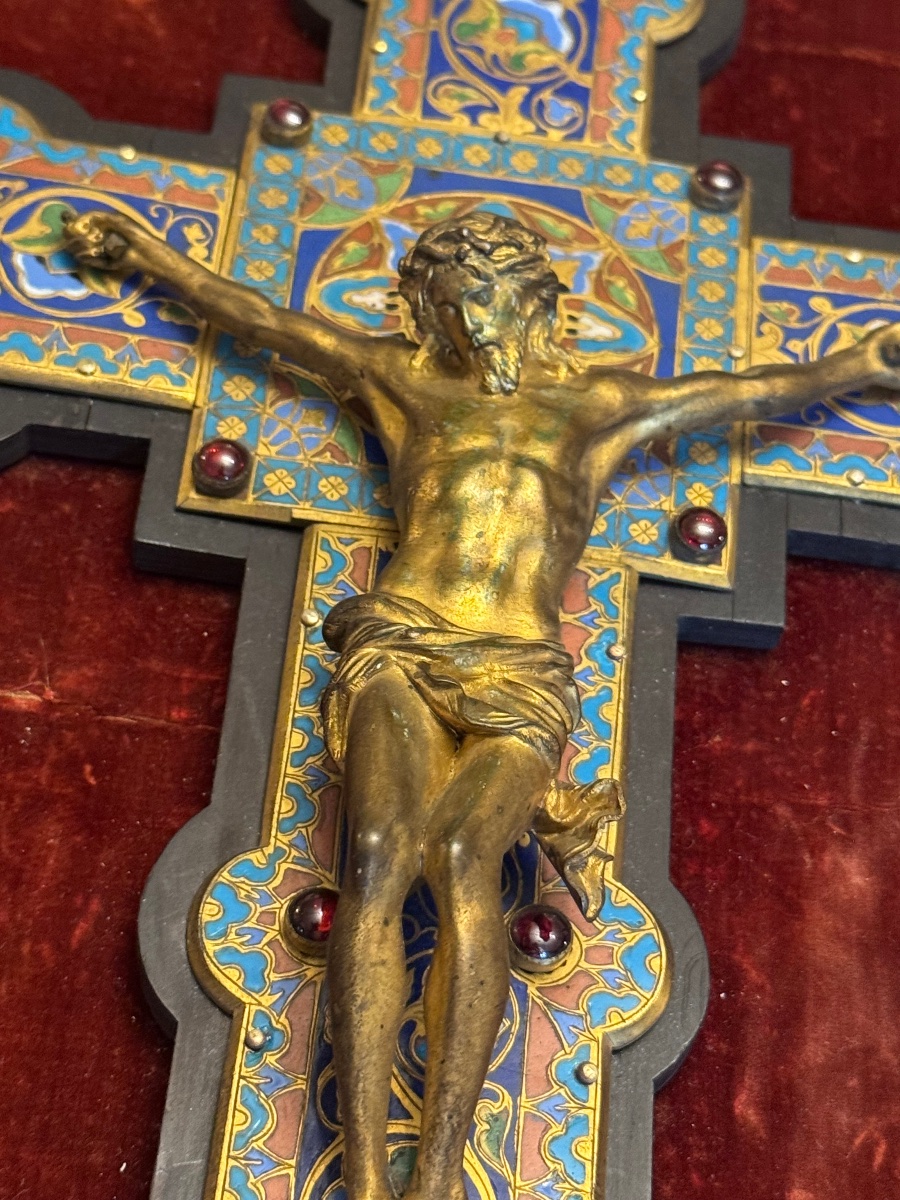 Crucifix néo-gothique en bronze doré et émaux cloisonnés