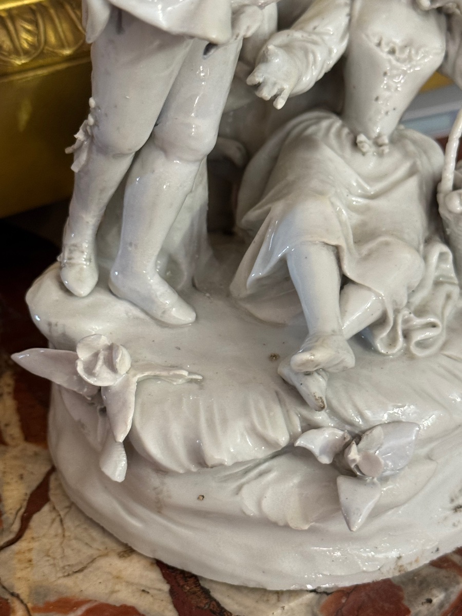 White Porcelain Group – Romantic And Pastoral Scene – 18th Century-photo-2