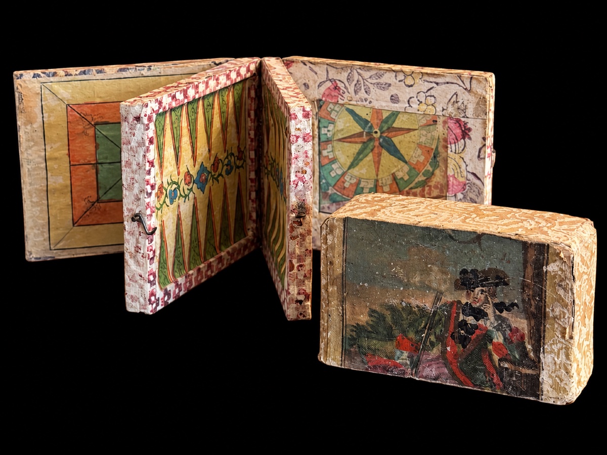 Coffret à jeux de voyage à volets articulés. XVIII ème Siècle 