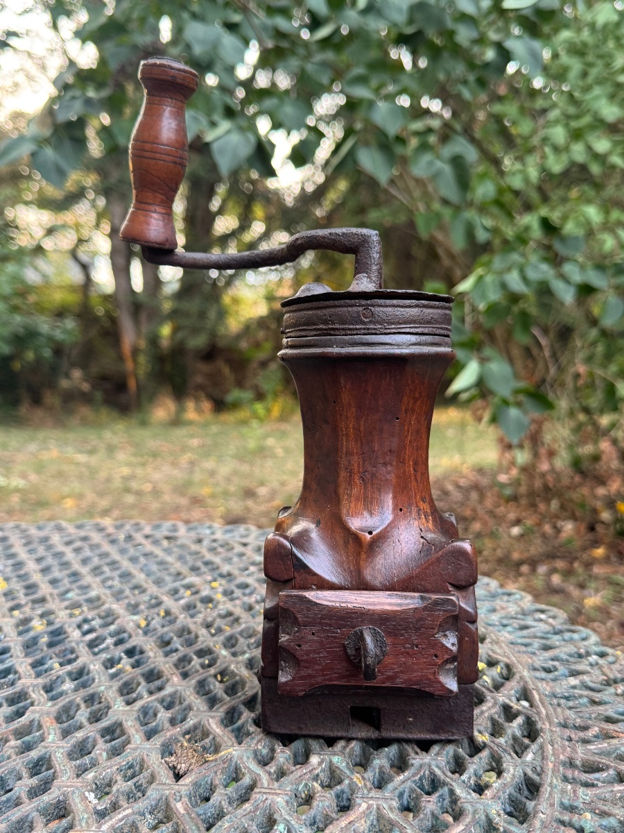 Moulin à café dit « Louis XIV » en bois sculpté -photo-1
