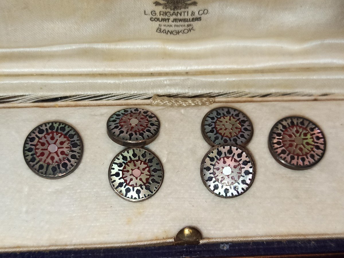 Coffret De Boutons De Col Et De Manchettes En Nacre Et Argent  Signés De Riganti, Bangkok -photo-2