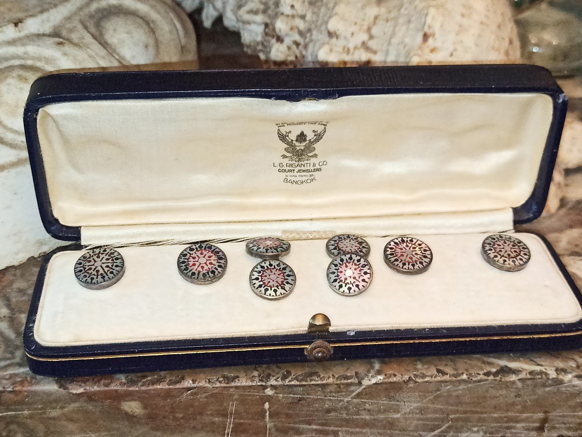 Coffret De Boutons De Col Et De Manchettes En Nacre Et Argent  Signés De Riganti, Bangkok 