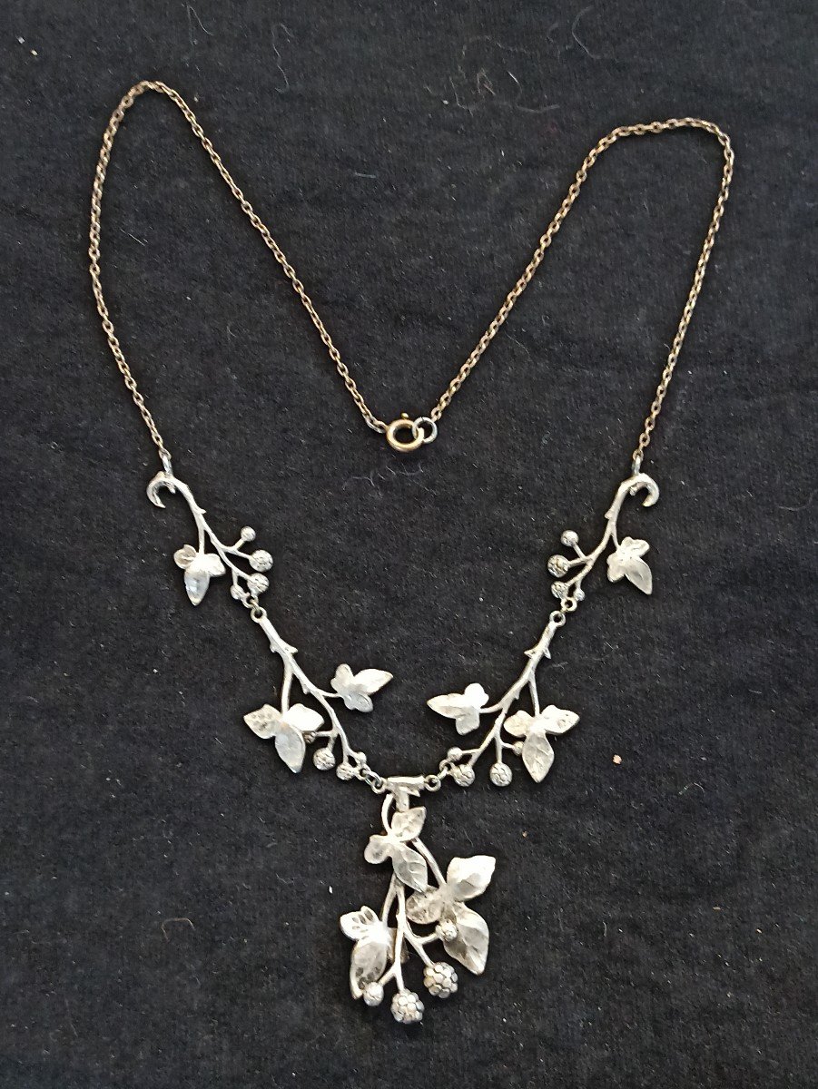 Collier Draperie De Style Art Nouveau En Métal Argenté Circa 1900