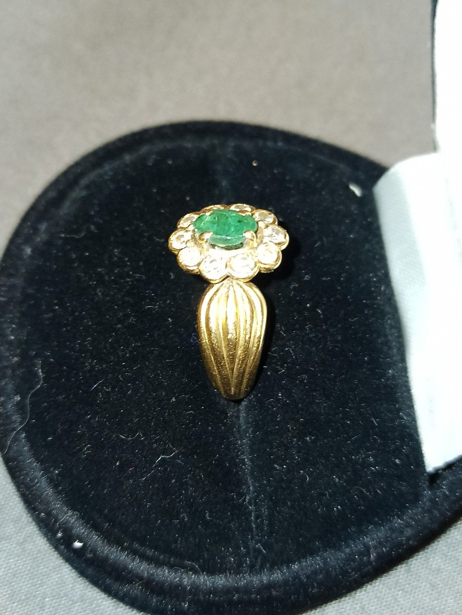 Bague En Or 18k De Style Marguerite Ornée D Une Emeraude Dans Un Entourage De Brillants -photo-3