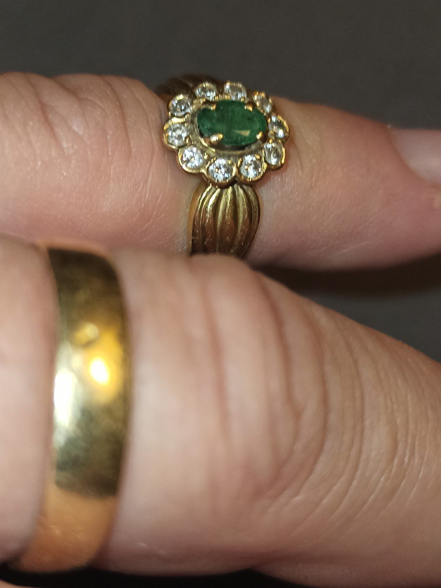 Bague En Or 18k De Style Marguerite Ornée D Une Emeraude Dans Un Entourage De Brillants -photo-4