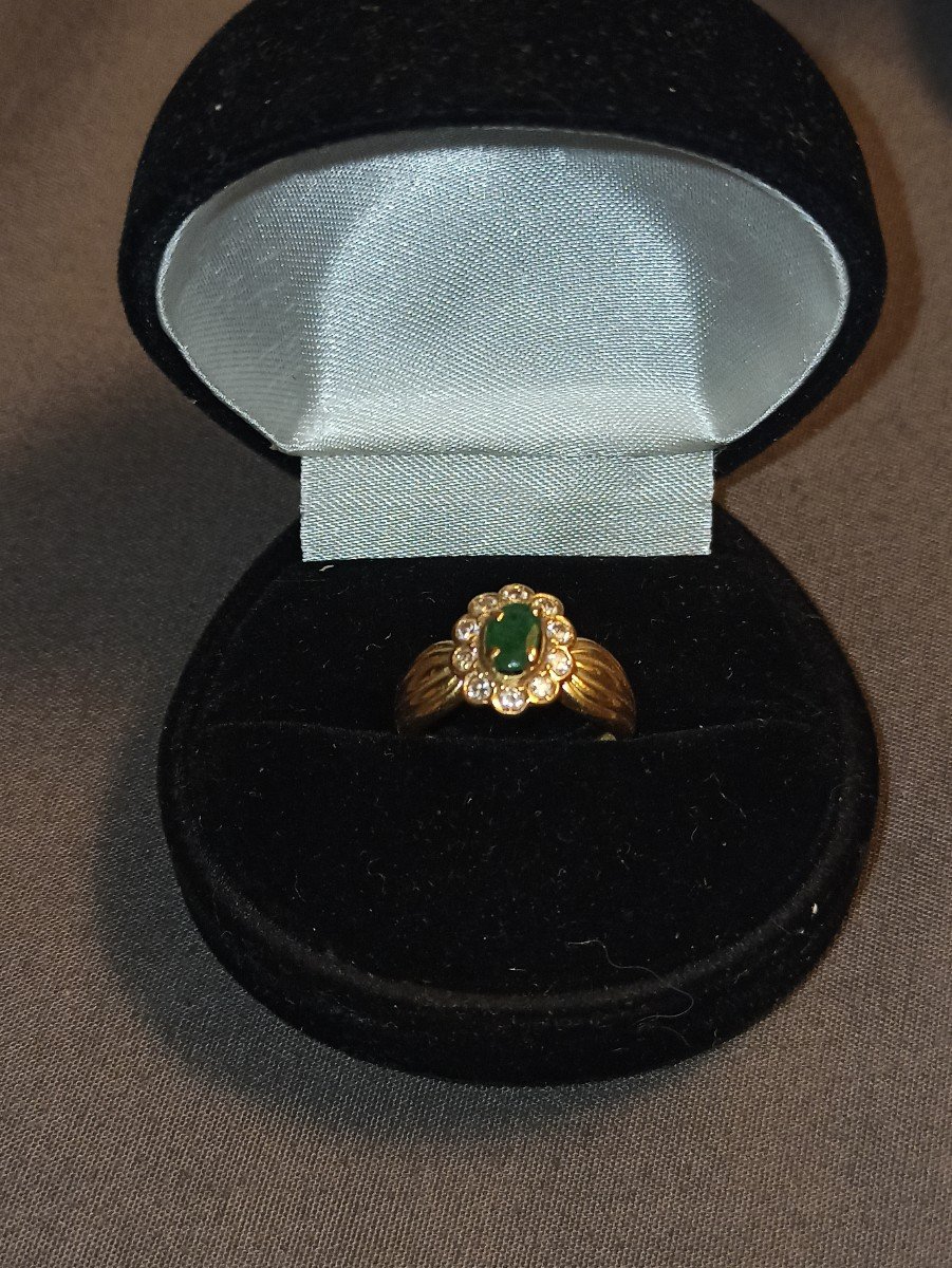 Bague En Or 18k De Style Marguerite Ornée D Une Emeraude Dans Un Entourage De Brillants 